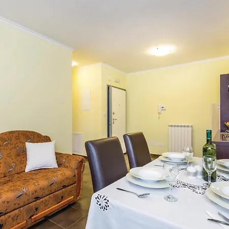 Apartment Nice In Calvle With Wifi Podrvanj