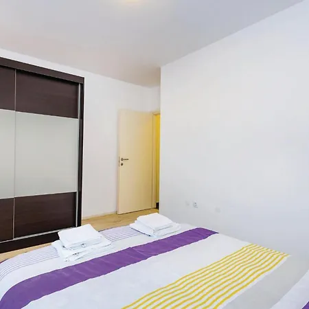 Nice In Calvle With Wifi Apartment Podrvanj